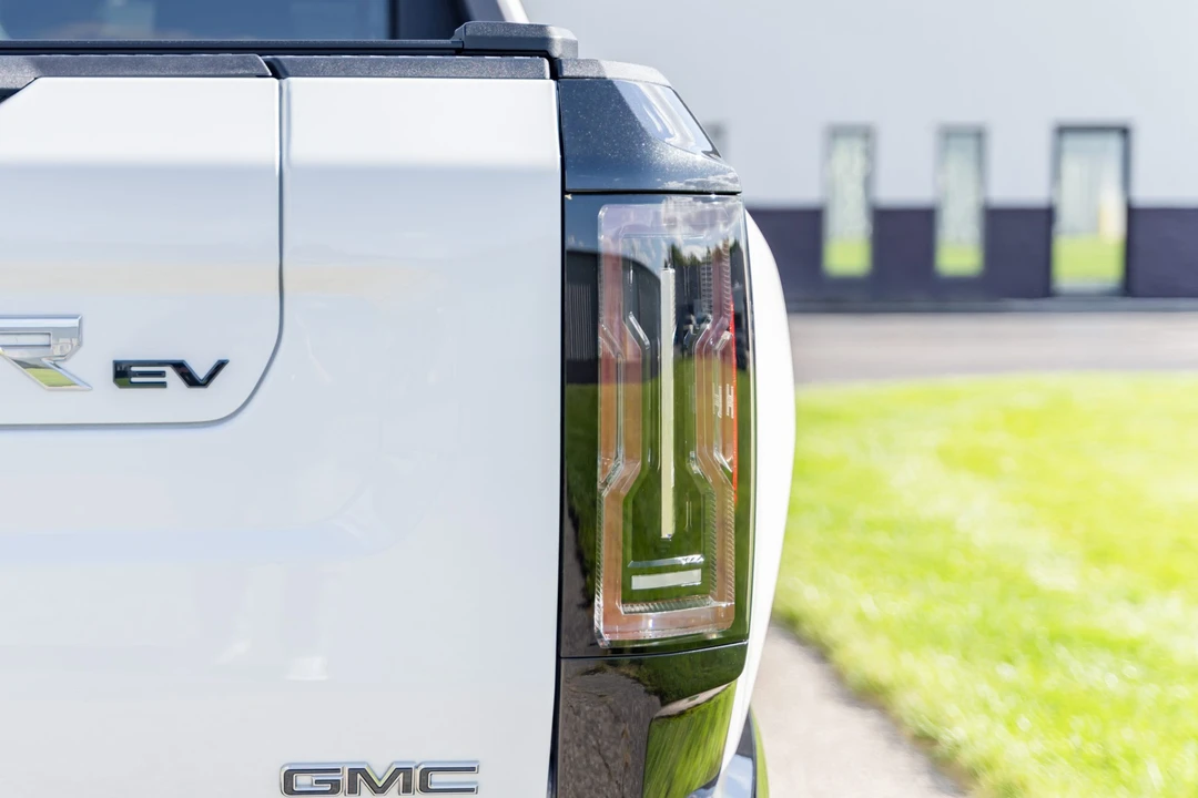 2023 GMC Hummer EV - Image 30 of 31