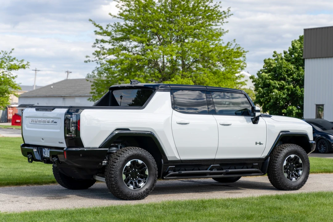 2023 GMC Hummer EV - Image 7 of 31