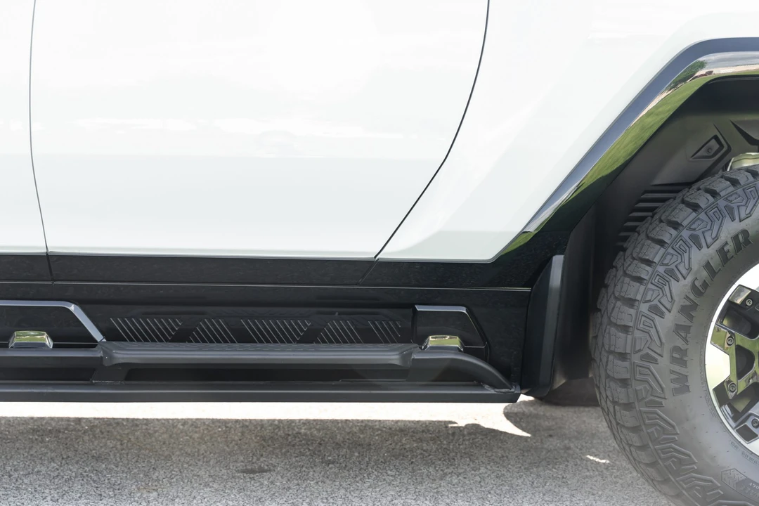 2023 GMC Hummer EV - Image 17 of 31