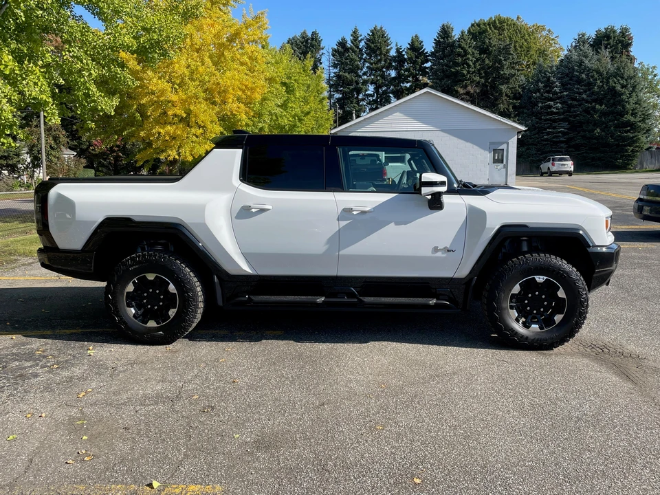 2023 GMC Hummer EV - Image 17 of 31