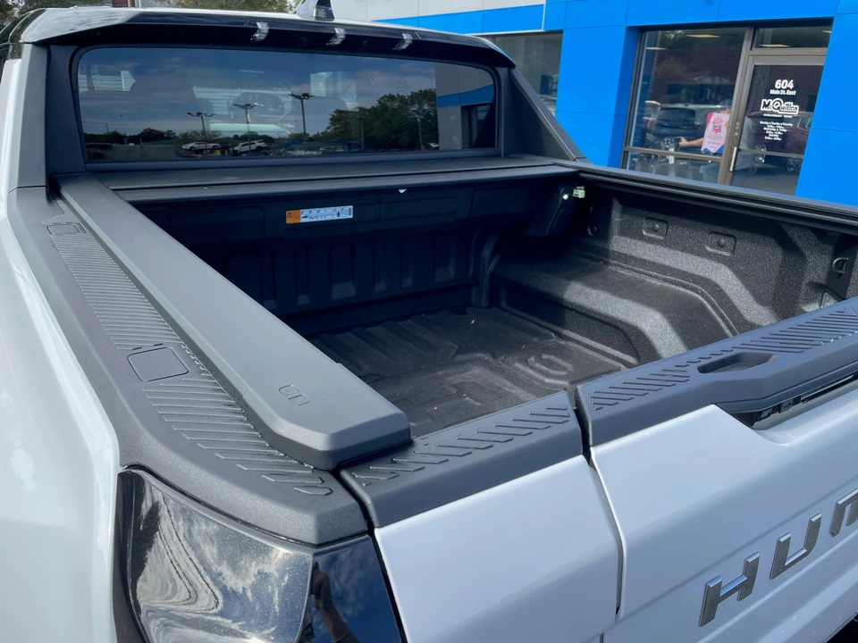 2023 GMC Hummer EV - Image 23 of 31