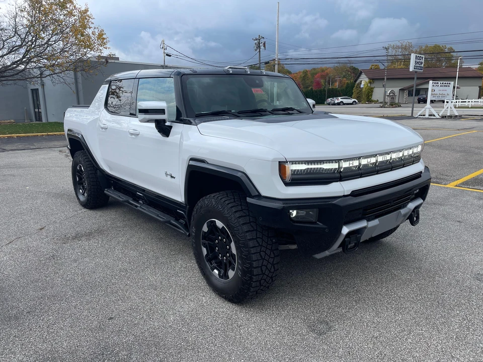 2023 GMC Hummer EV - Image 18 of 31