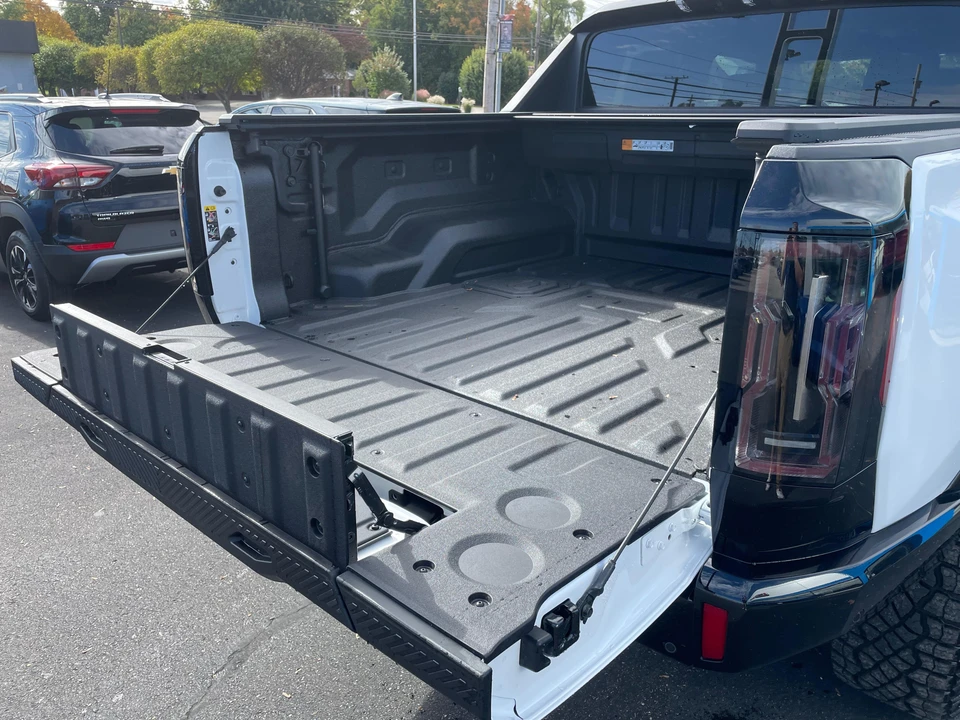 2023 GMC Hummer EV - Image 29 of 31