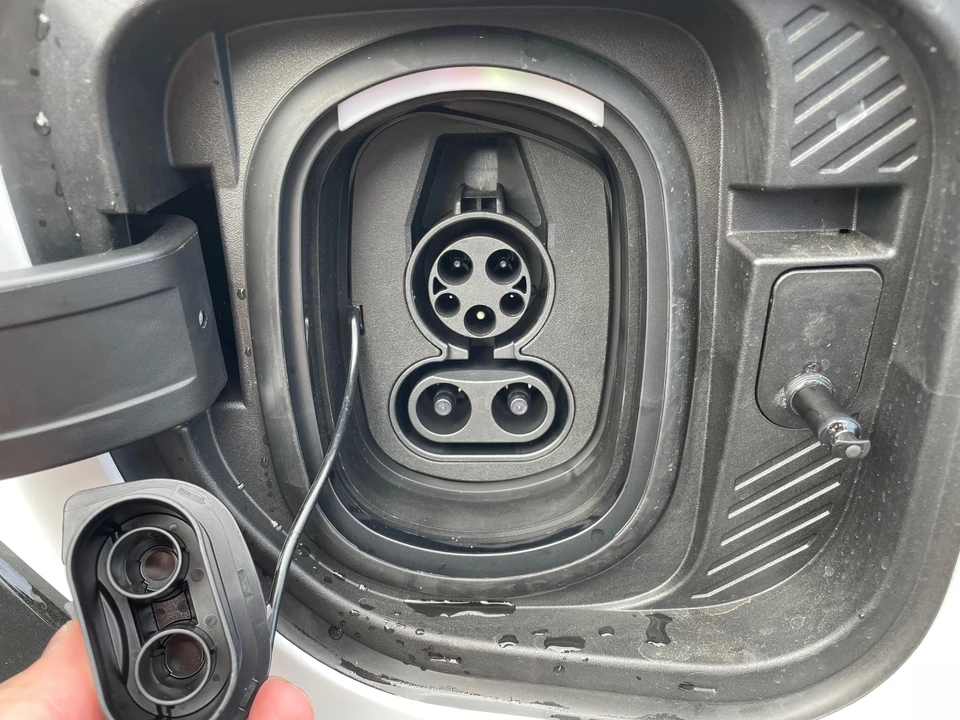 2023 GMC Hummer EV - Image 21 of 31