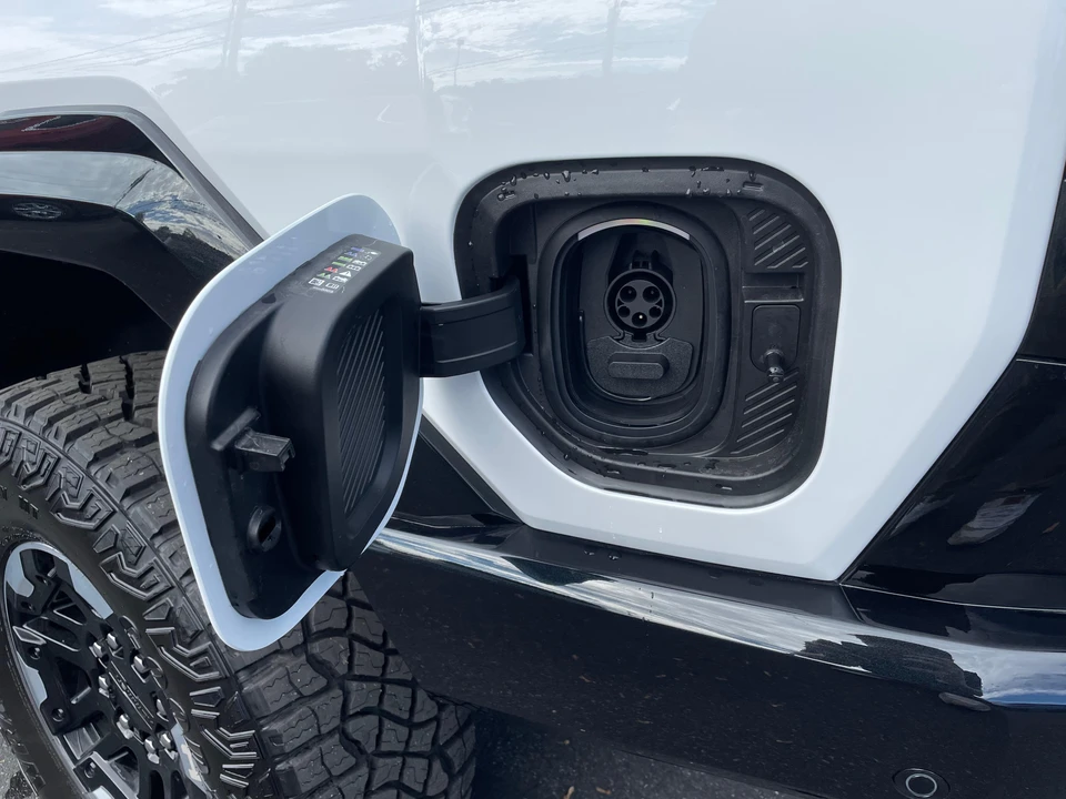 2023 GMC Hummer EV - Image 20 of 31