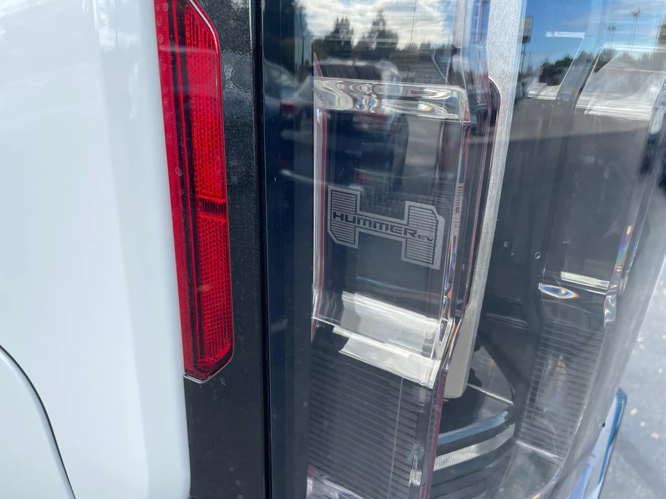 2023 GMC Hummer EV - Image 24 of 31