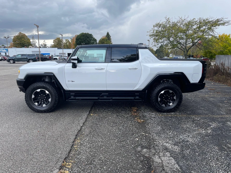 2023 GMC Hummer EV - Image 9 of 31
