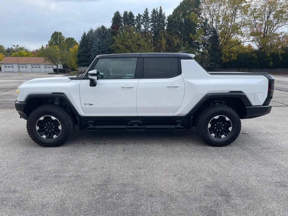 2023 GMC Hummer EV - Image 10 of 31