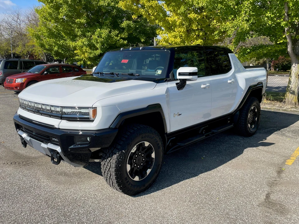 2023 GMC Hummer EV - Image 8 of 31