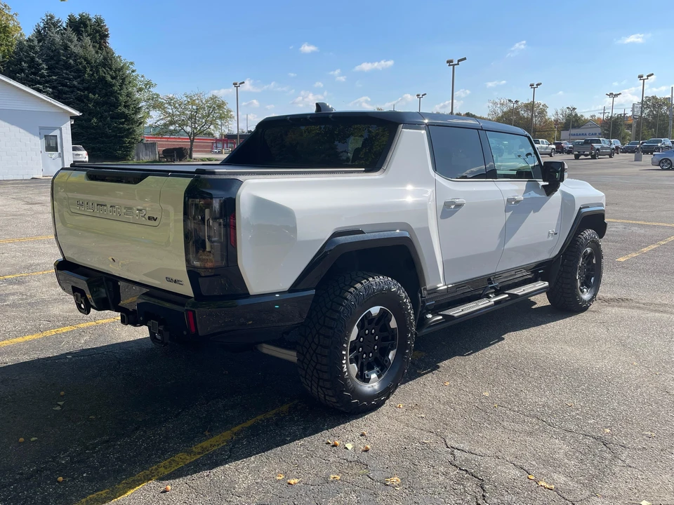 2023 GMC Hummer EV - Image 15 of 31