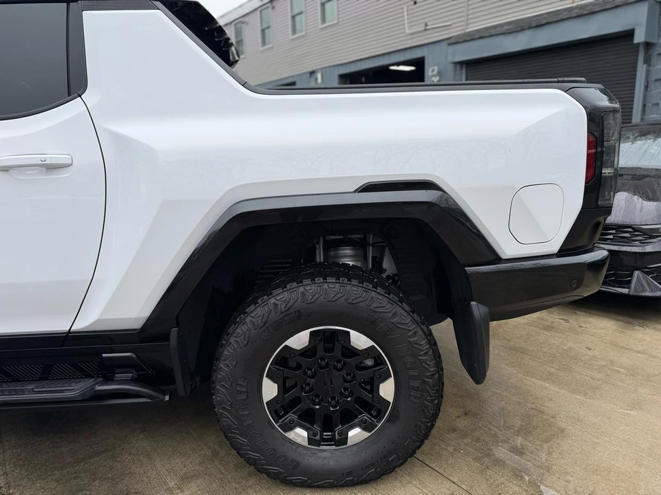 2023 GMC Hummer EV - Image 10 of 21