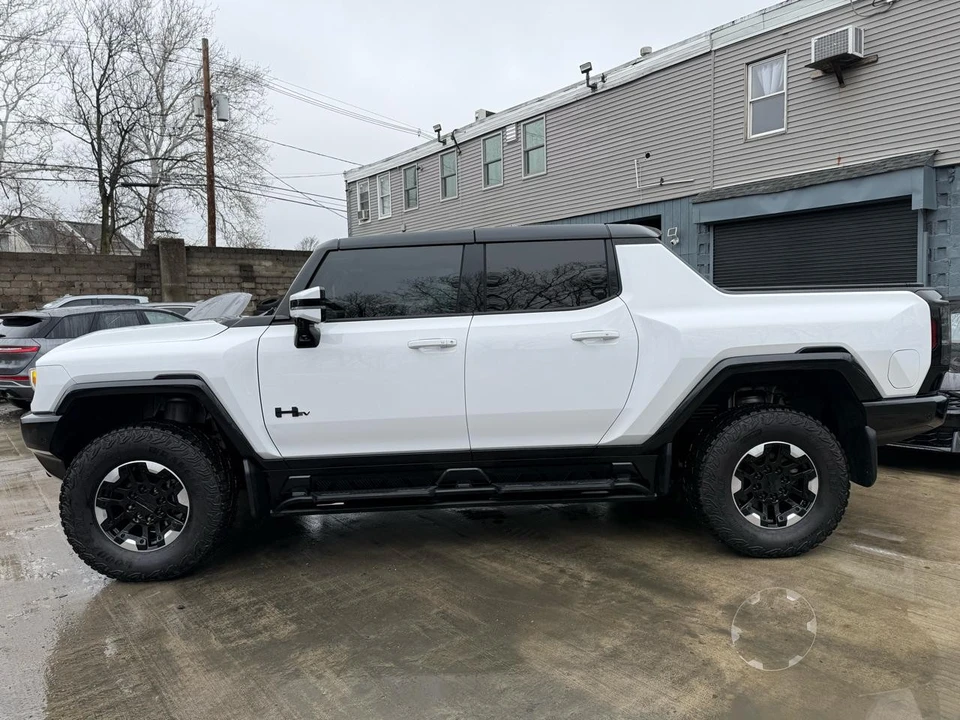 2023 GMC Hummer EV - Image 8 of 21