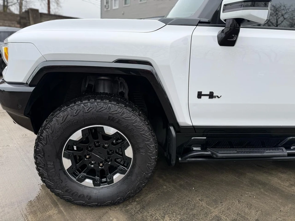 2023 GMC Hummer EV - Image 9 of 21