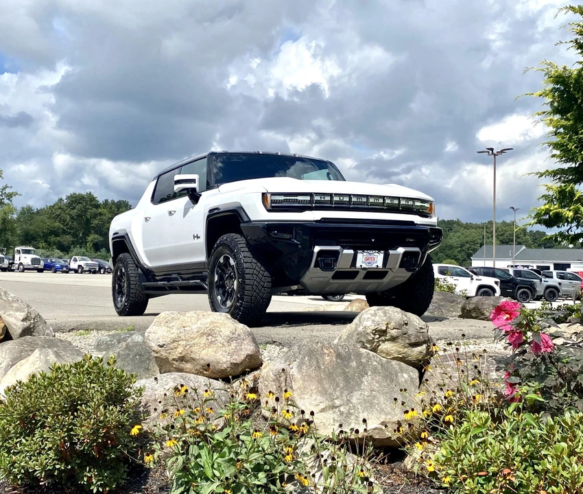 2023 GMC Hummer EV - Image 11 of 31
