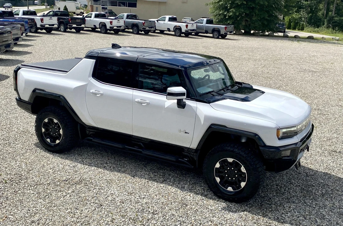 2023 GMC Hummer EV - Image 15 of 31