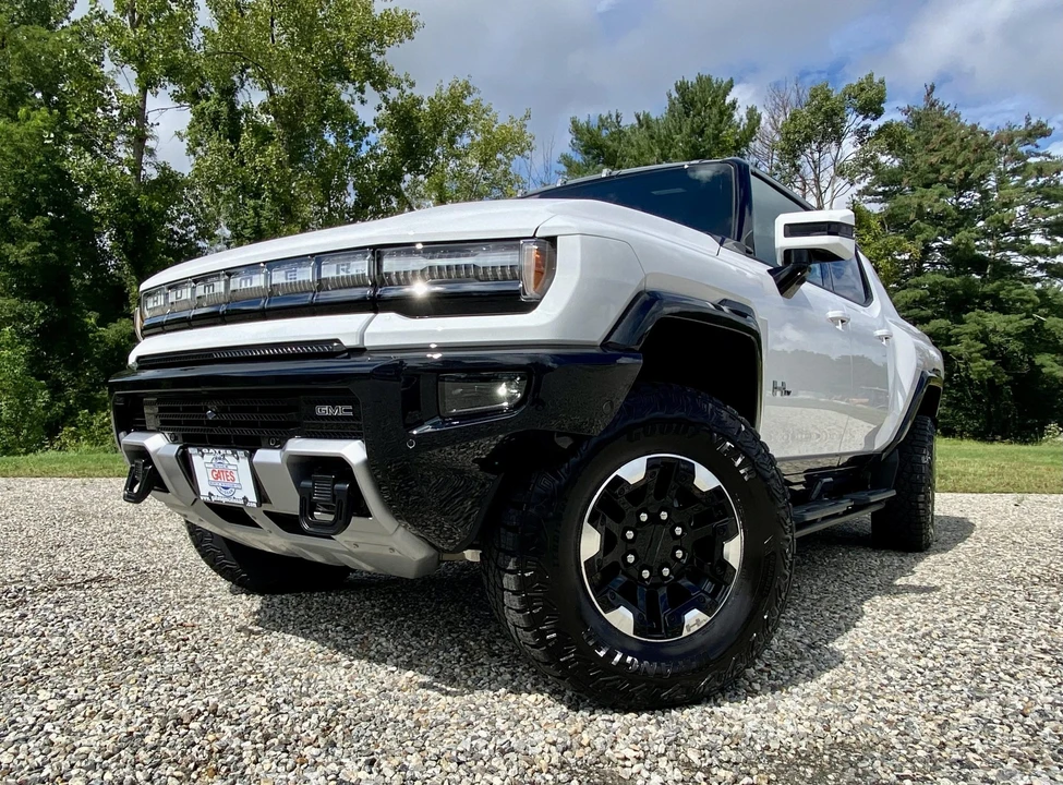 2023 GMC Hummer EV - Image 8 of 31