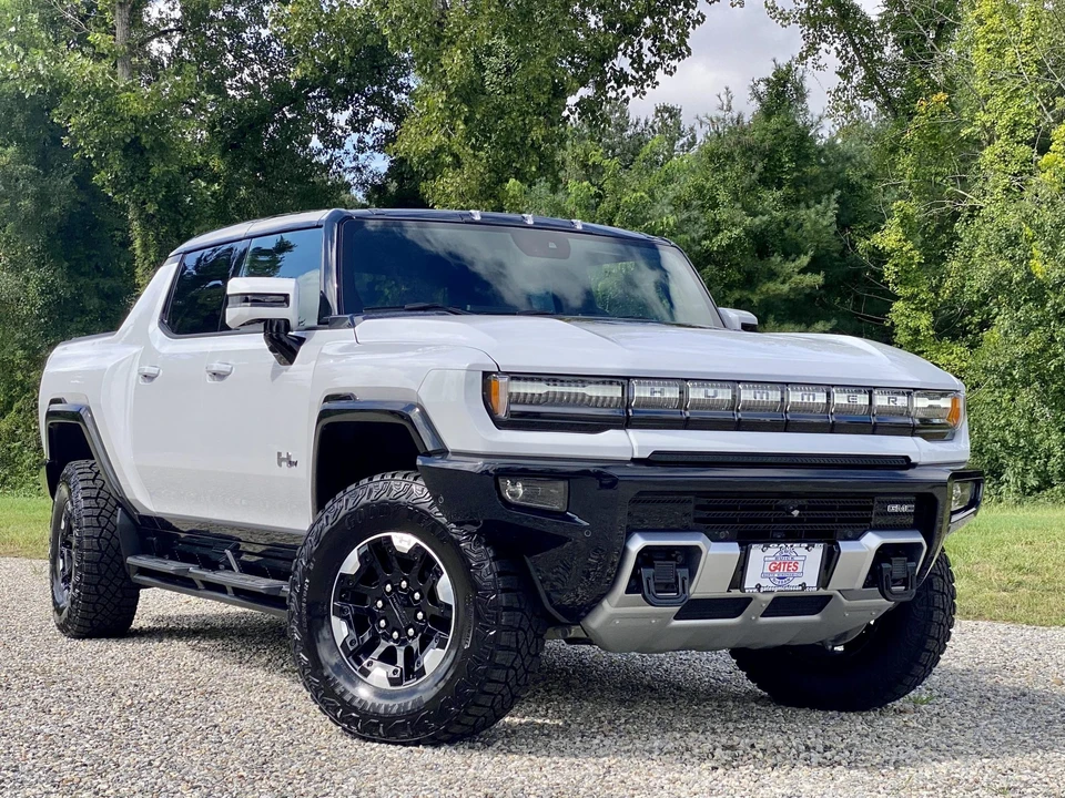 2023 GMC Hummer EV - Image 12 of 31