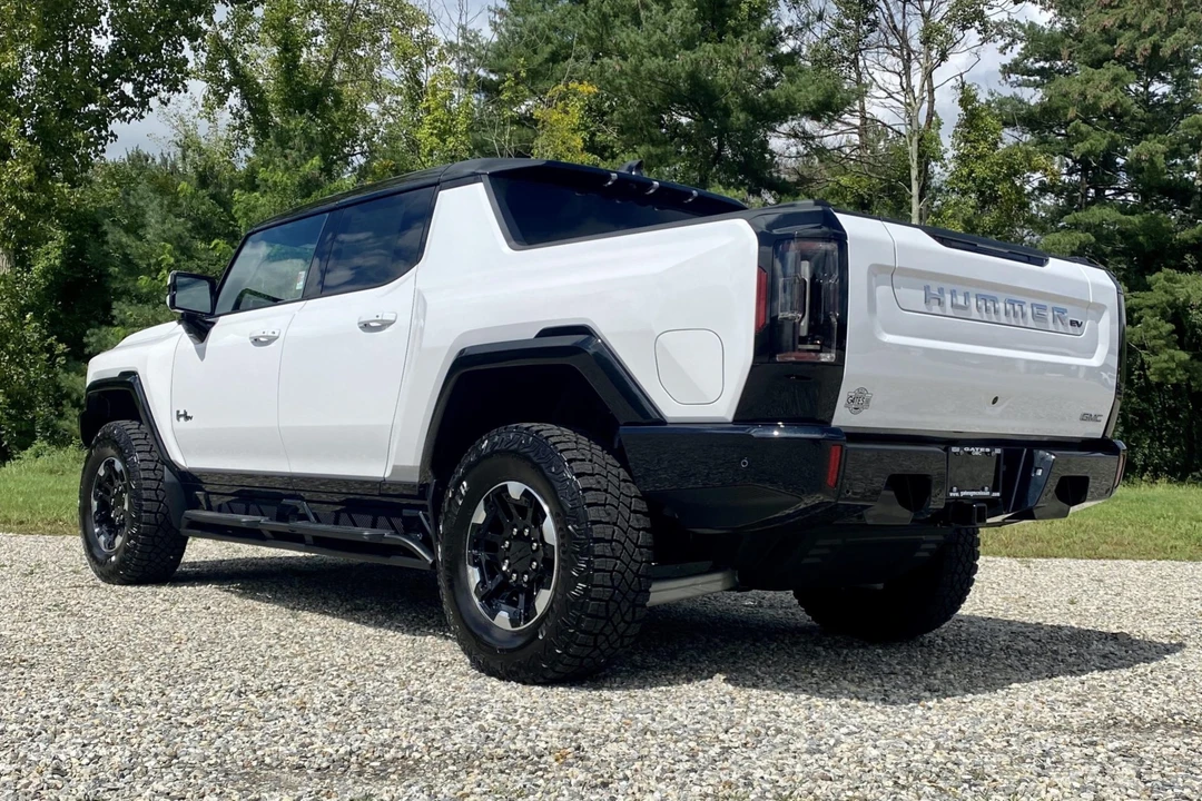 2023 GMC Hummer EV - Image 29 of 31
