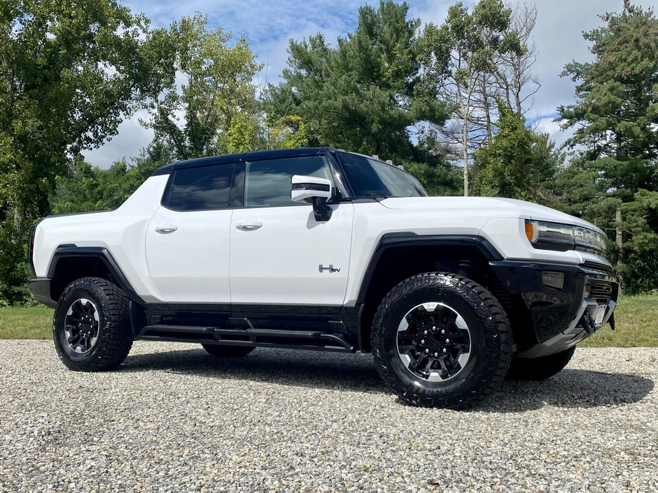 2023 GMC Hummer EV - Image 17 of 31