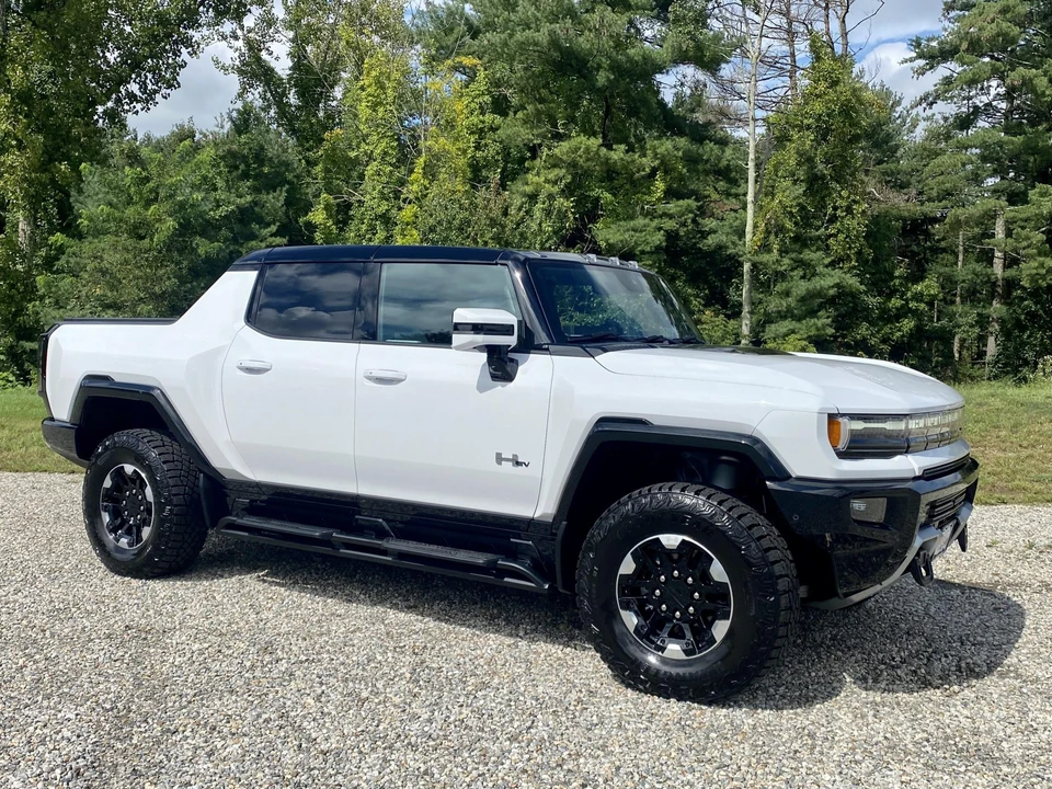 2023 GMC Hummer EV - Image 16 of 31