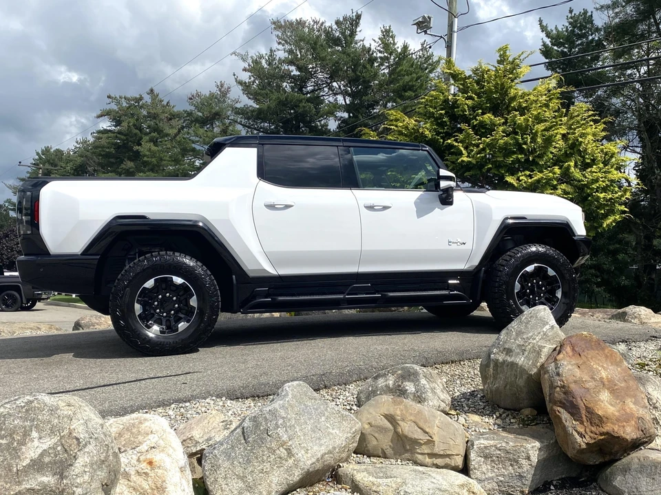 2023 GMC Hummer EV - Image 19 of 31