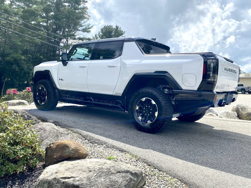 2023 GMC Hummer EV - Image 31 of 31