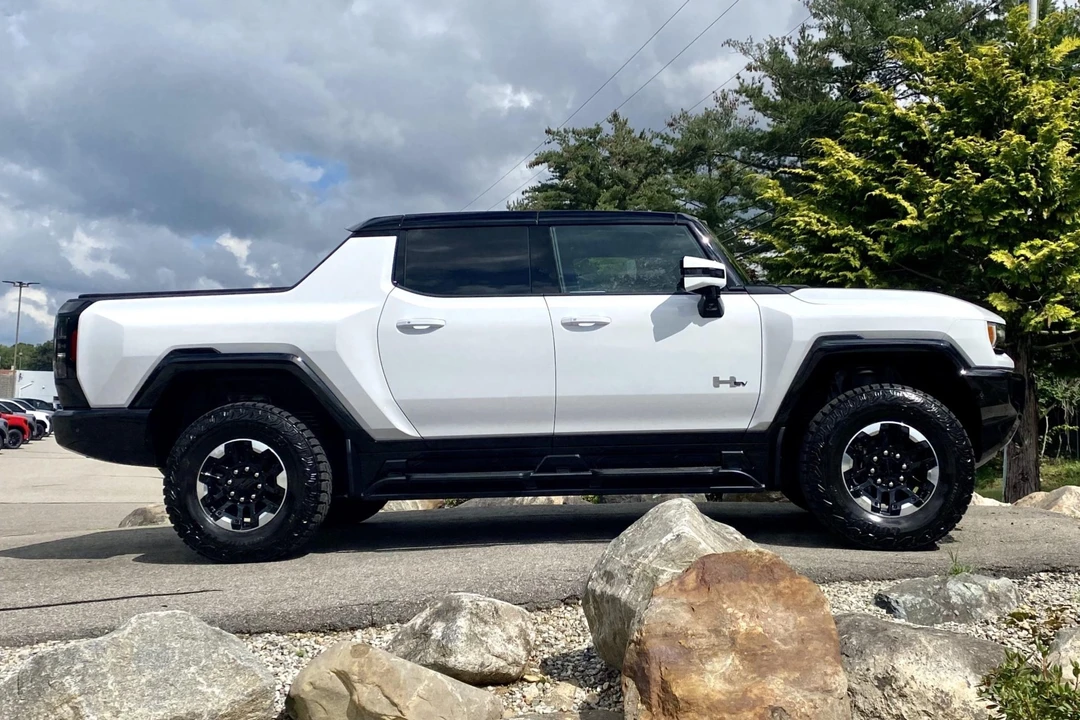 2023 GMC Hummer EV - Image 18 of 31