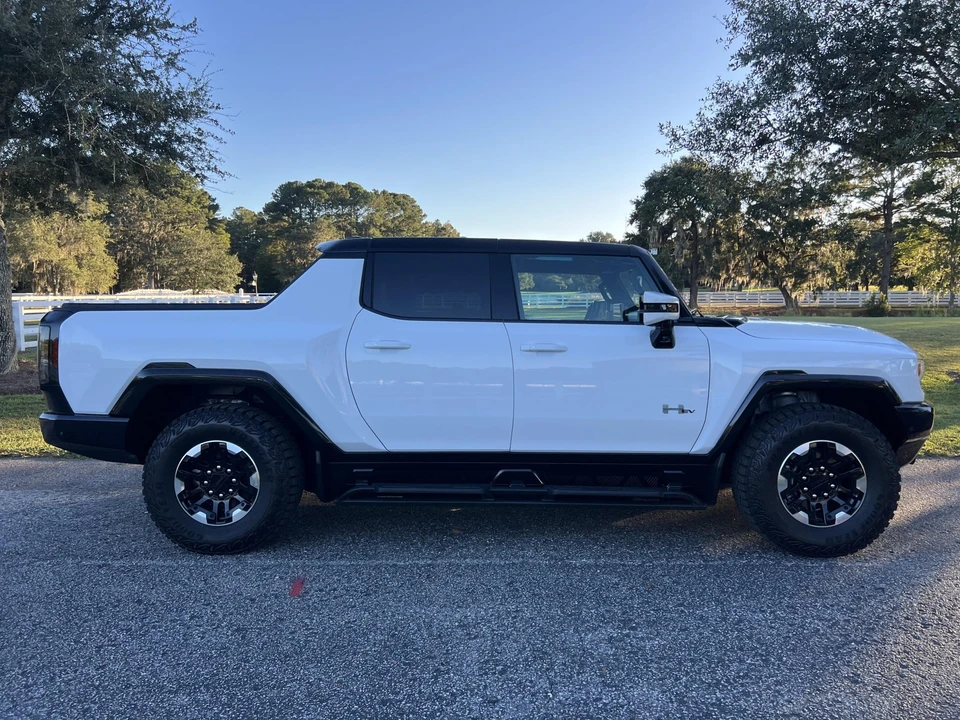 2023 GMC Hummer EV - Image 13 of 31