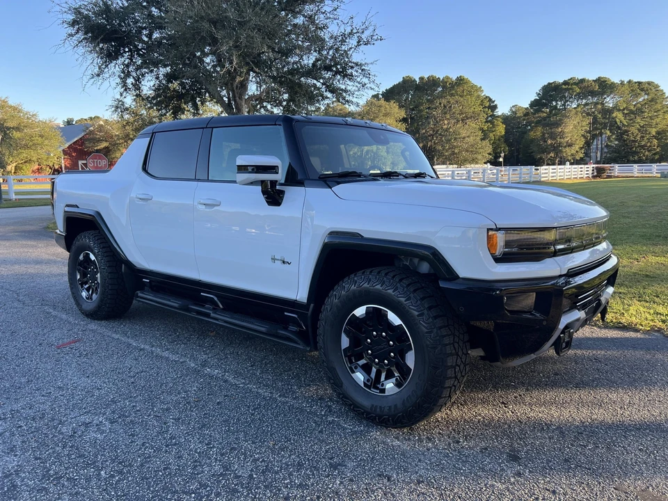 2023 GMC Hummer EV - Image 10 of 31