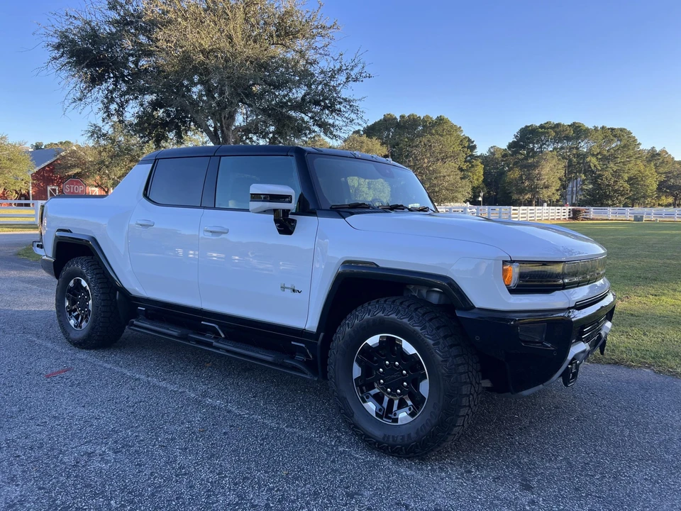 2023 GMC Hummer EV - Image 14 of 31