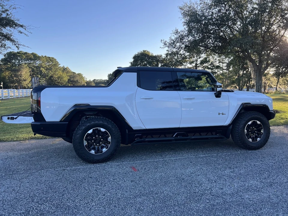 2023 GMC Hummer EV - Image 12 of 31