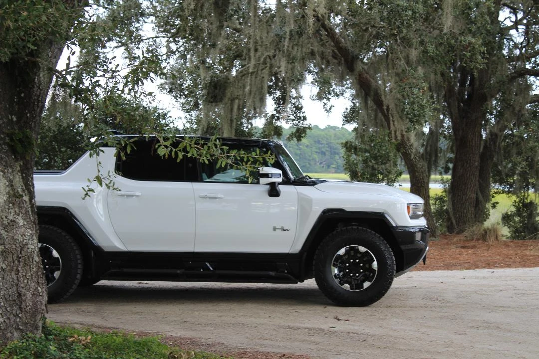 2023 GMC Hummer EV - Image 24 of 31