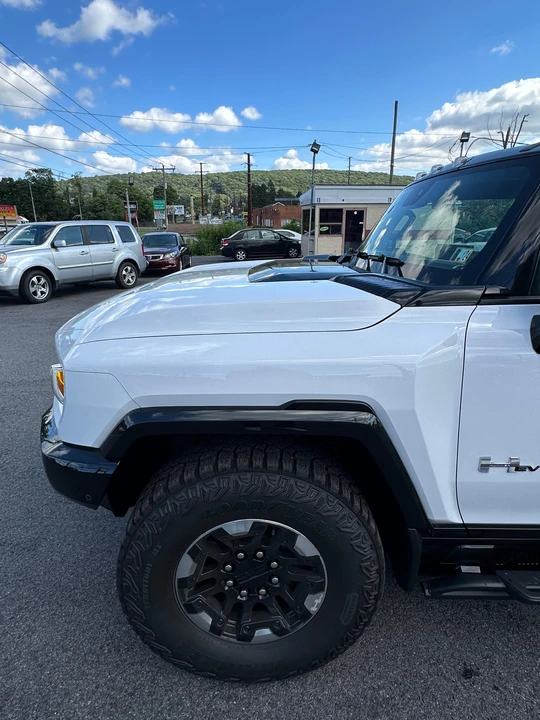2023 GMC Hummer EV - Image 25 of 31
