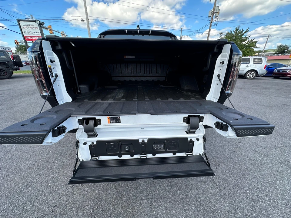 2023 GMC Hummer EV - Image 16 of 31