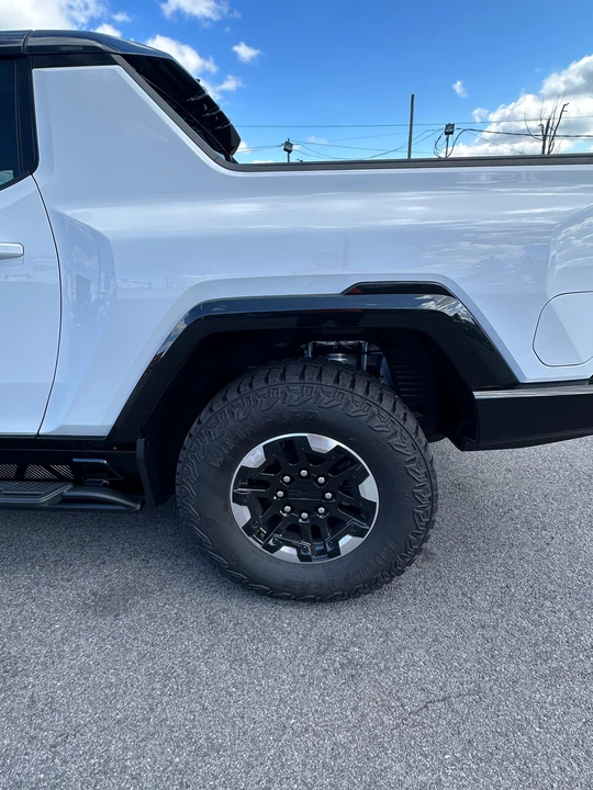 2023 GMC Hummer EV - Image 28 of 31