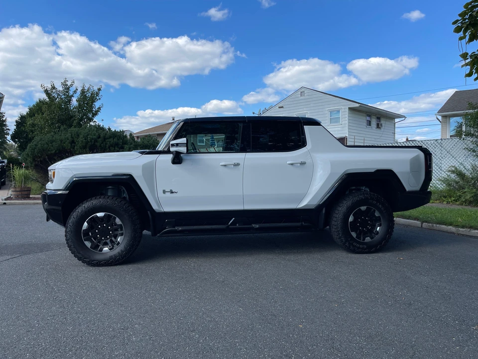 2023 GMC Hummer EV - Image 10 of 31