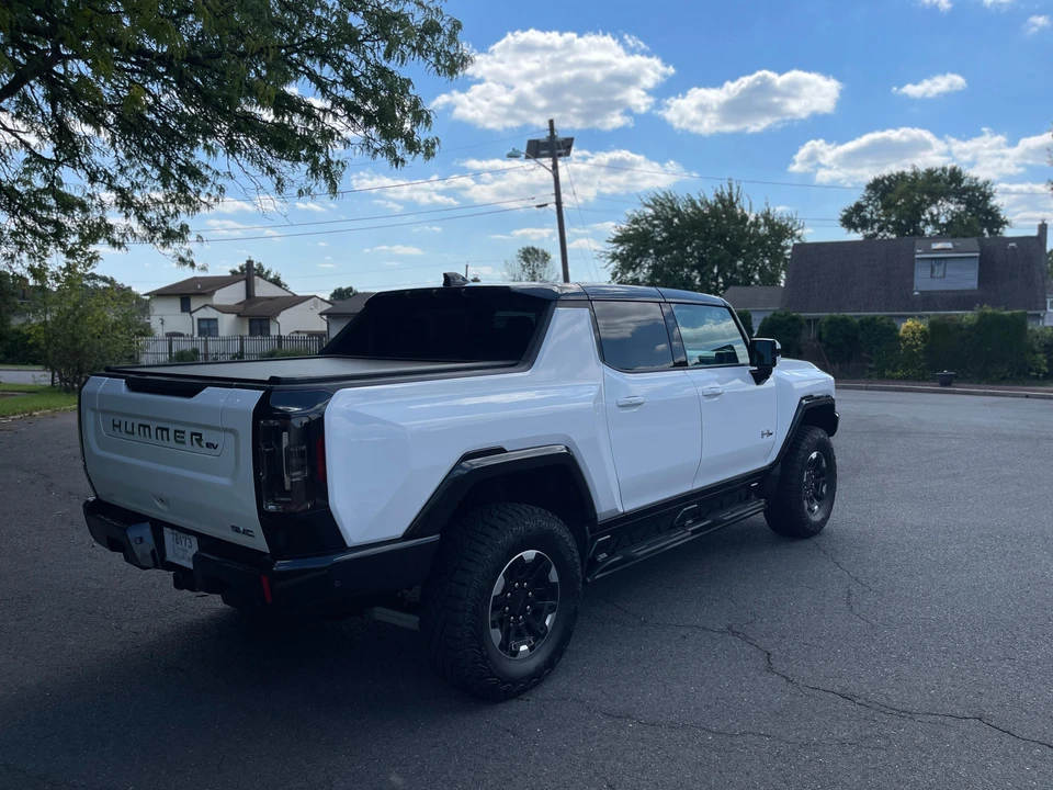 2023 GMC Hummer EV - Image 18 of 31
