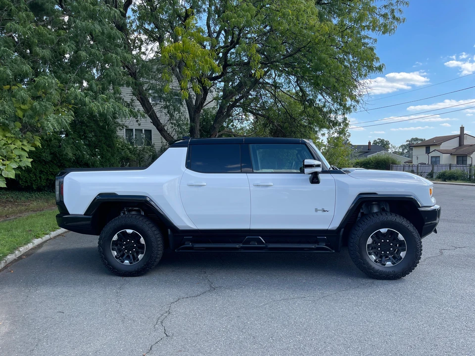 2023 GMC Hummer EV - Image 21 of 31