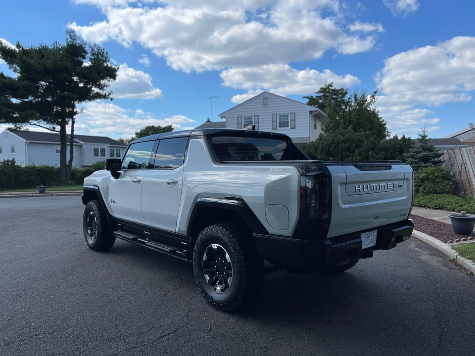 2023 GMC Hummer EV - Image 11 of 31