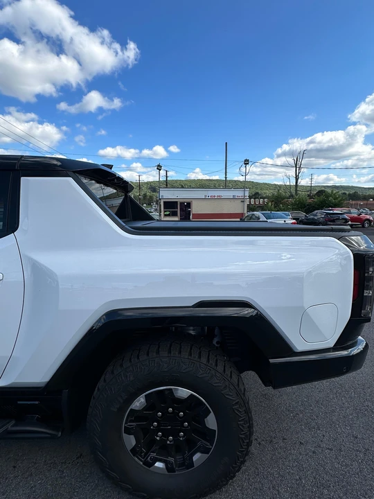 2023 GMC Hummer EV - Image 29 of 31
