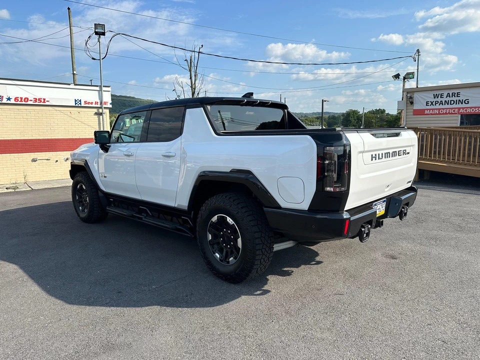 2023 GMC Hummer EV - Image 12 of 31
