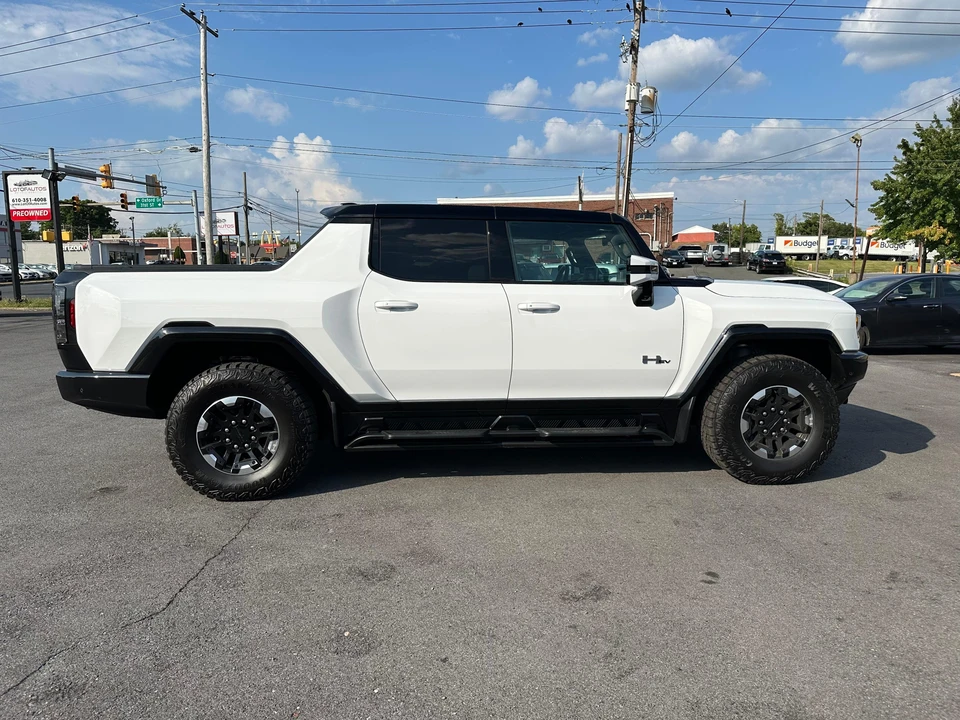 2023 GMC Hummer EV - Image 20 of 31