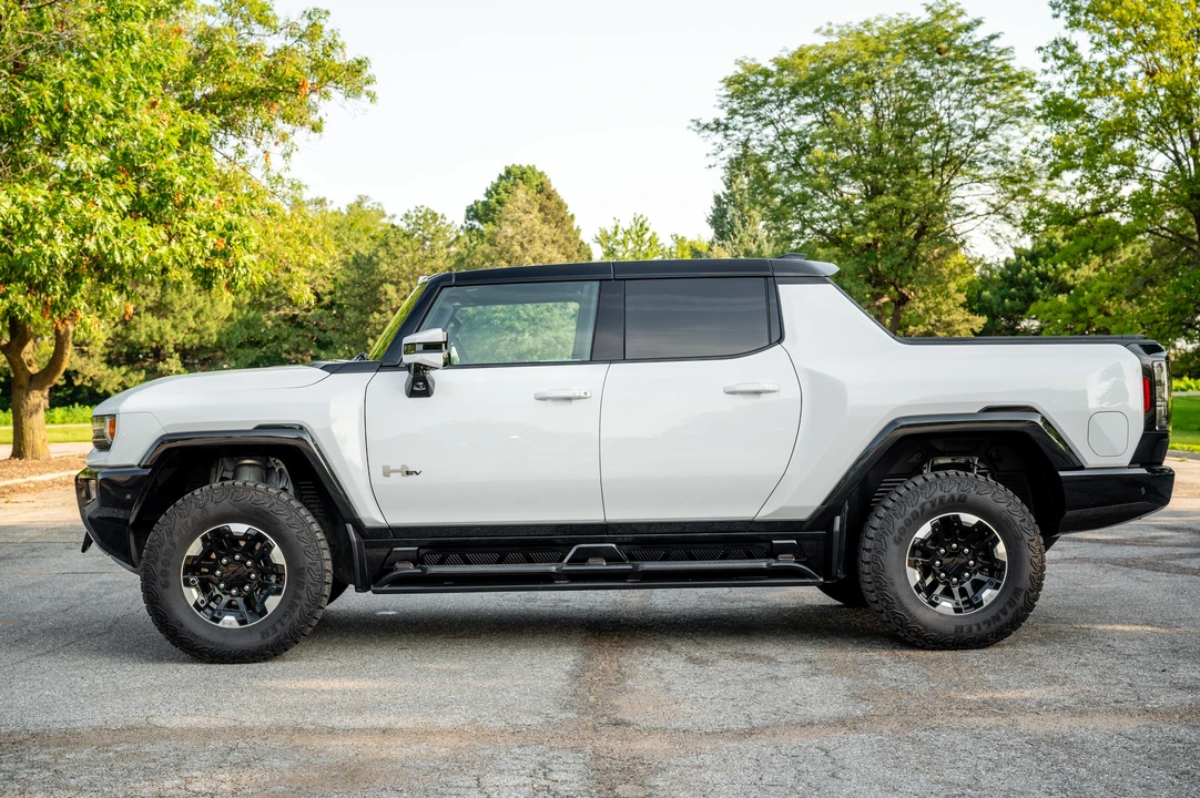 2023 GMC Hummer EV - Image 7 of 31