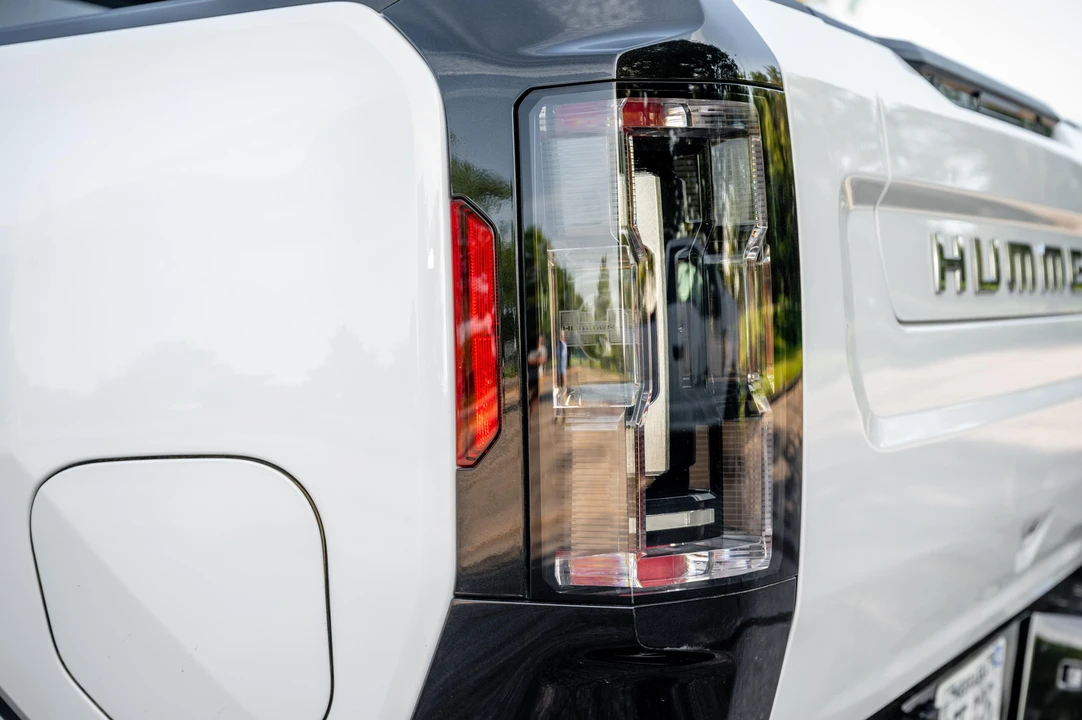 2023 GMC Hummer EV - Image 28 of 31