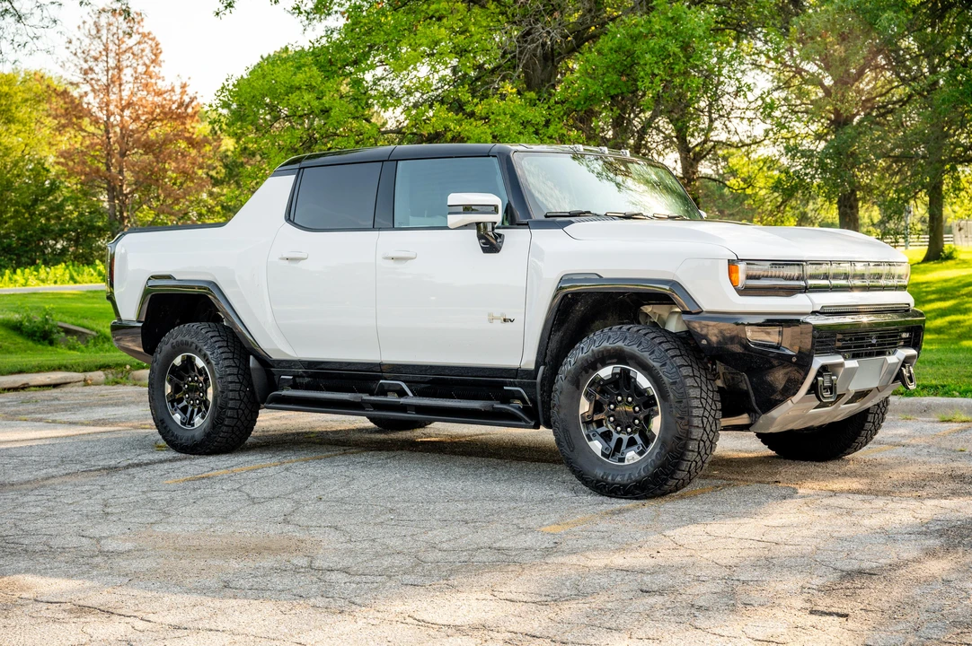 2023 GMC Hummer EV - Image 13 of 31