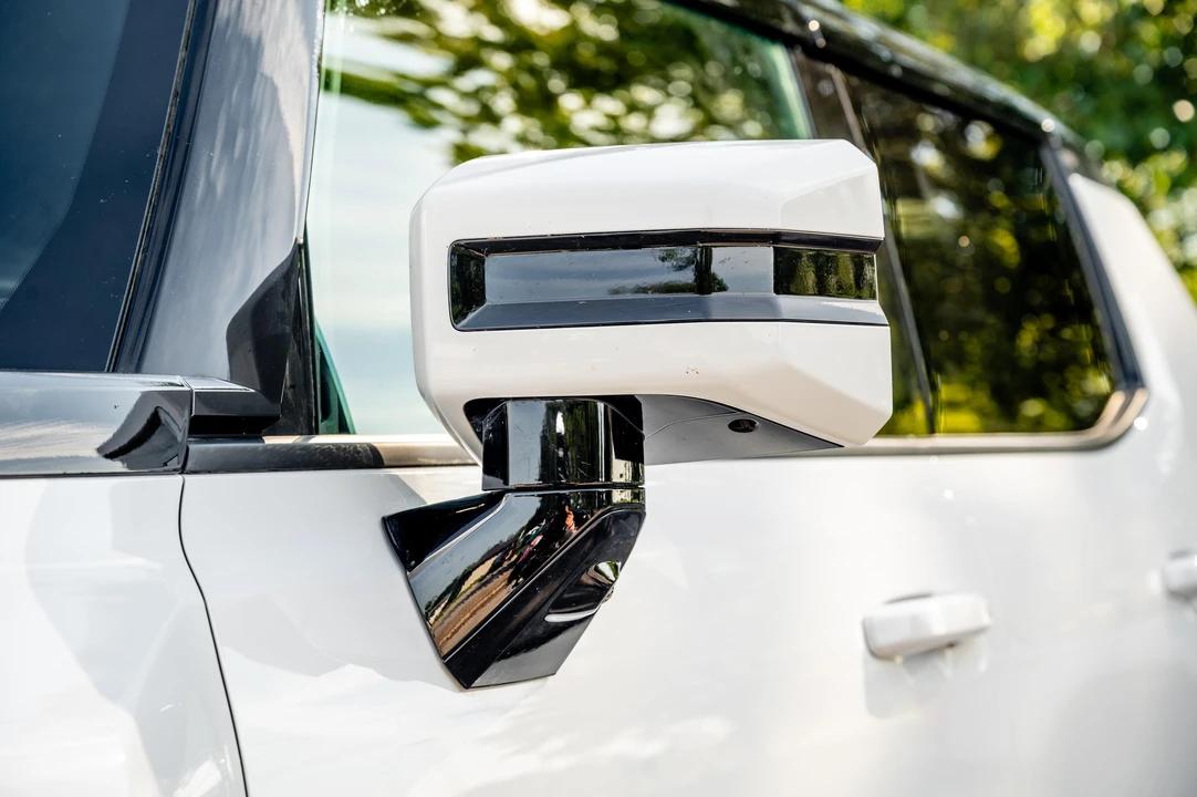 2023 GMC Hummer EV - Image 22 of 31