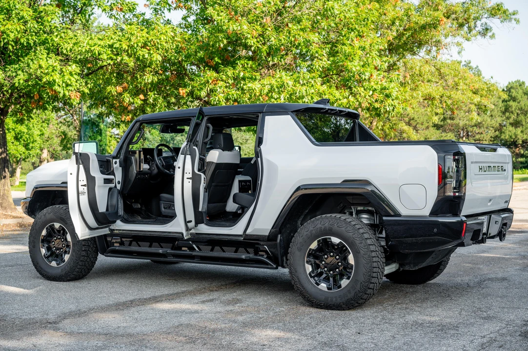 2023 GMC Hummer EV - Image 8 of 31