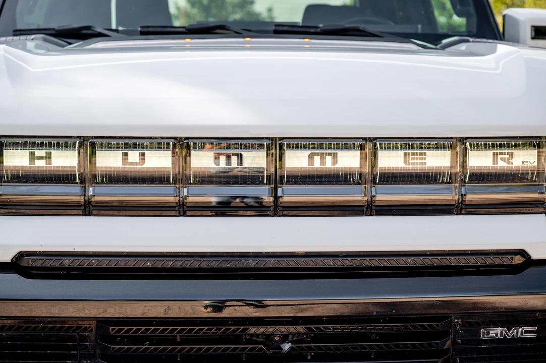 2023 GMC Hummer EV - Image 15 of 31