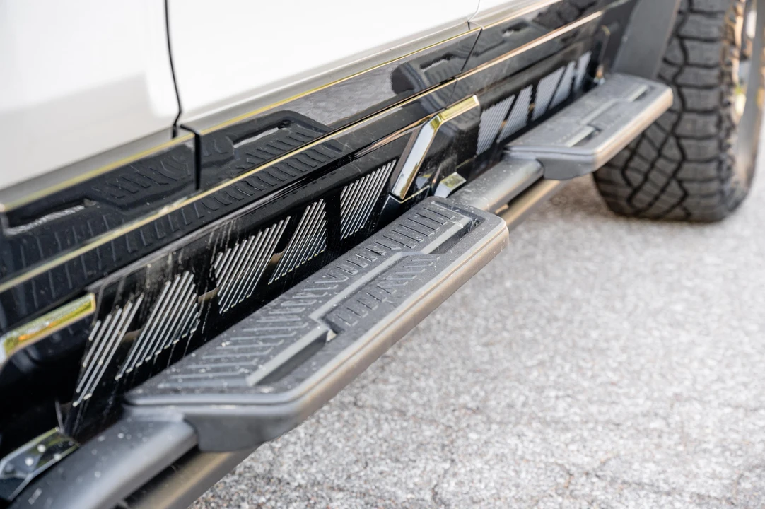 2023 GMC Hummer EV - Image 25 of 31