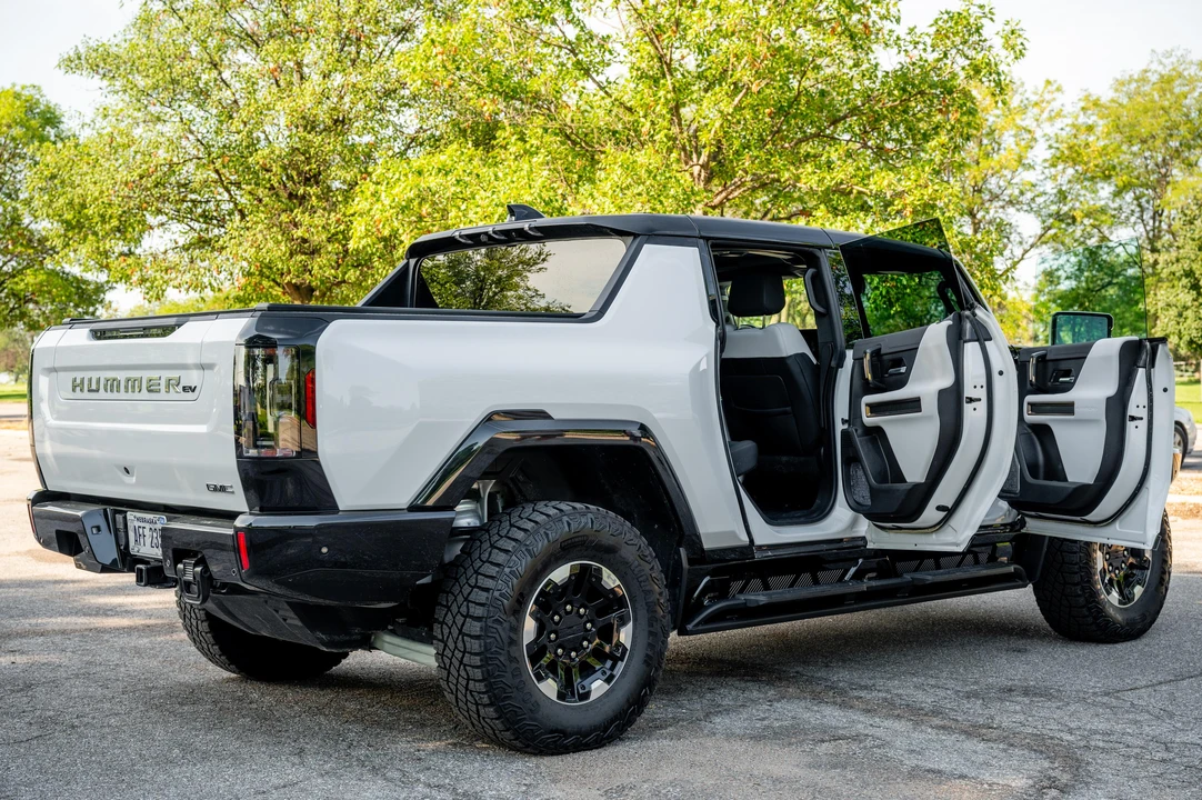 2023 GMC Hummer EV - Image 12 of 31
